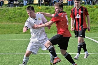 Klassenerhalt als Kernthema - Nach wie vor um eine ganze Menge - nämlich nicht weniger als den Klassenerhalt - geht es für die Landesklassefußballer des FC Concordia Schneeberg um Ben Seifert (l.), der sich in dieser Szene im Spiel gegen Lok Zwickau im Zweikampf durchsetzt. 