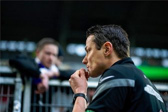 Klassenerhalt rückt für die Veilchen in immer weitere Ferne - Die Enttäuschung ist FCE-Trainer Marc Hensel, der nach dem Spiel lange Gespräche mit den rund 70 mitgereisten Veilchen-Anhängern führte, ins Gesichtgeschrieben. Nach der 1:3-Niederlage in Düsseldorf kann wohl nur noch ein Fußballwunder den Abstieg des FCE verhindern. 