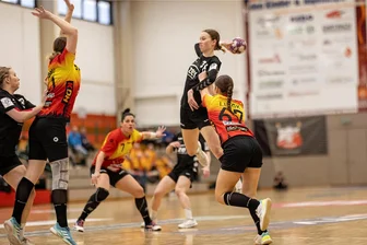 Klassenerhalt wird für das Juniorteam des BSV Sachsen Zwickau eine harte Nuss - Vor allem in der ersten Halbzeit zeigte Jolene Preussler vom BSV Sachsen Zwickau II (am Ball) eine starke Leistung und erzielte sechs ihrer insgesamt neun Treffer im Duell mit dem Frankfurter HC.