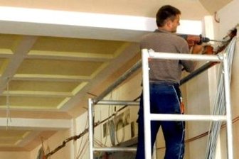 
              <p class="artikelinhalt">In der Geschwister-Scholl-Mittelschule in Auerbach schlitzen Handwerker derzeit die Wände in den Fluren auf, damit die Elektrik neu verlegt werden kann </p>
            