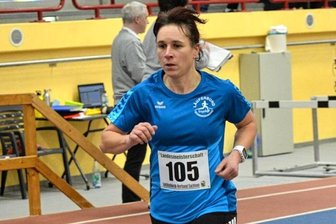 Klassensieg geht mit Sachsengold einher - Sandra Weißbach vom Läuferbund Schwarzenberg wurde in der Halle über 300 Meter Zweite. Im Straßenlauf sicherte sie sich jetzt im Halbmarathon den Landesmeistertitel.