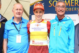 Klassentreffen am Fichtelberg: Legendäre Sportler kehren zurück - Absolventen der Oberwiesenthaler Sportschule: Die Nordischen Kombinierer Ulrich Wehling, Eric Frenzel und Konrad Winkler (v.l.) 2017 bei einem Sommer-Grand-Prix in Oberwiesenthal.