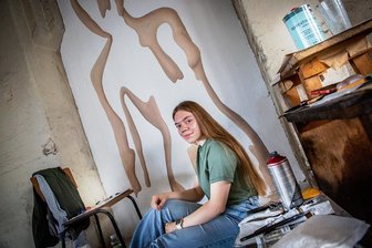 Klassentreffen auf der Ibug in Flöha - Marie-Luise Pößl ist in diesem Jahr die jüngste Teilnehmerin des Ibug-Festivals. Die Chemnitzerin, die in Flöha ans Samuel-von-Pufendorf-Gymnasium geht, will später einmal Kunst studieren. In der ehemaligen Buntpapierfabrik malt sie ein Frauenporträt - erstmals auf eine Wand statt auf Leinwand.