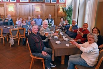 Klassentreffen nach 75 Jahren in Falkenau: Seife am Fahrrad und andere Streiche - Wenn das kein Grund zur Freude ist: Ein Prost auf das Wiedersehen 75 Jahre nach der Einschulung.