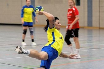 Klassenunterschied kaum kenntlich - Melanie Bartl vom HCAB fliegt Richtung Tor und erzielt einen ihrer vier Treffer im Pokalspiel gegen Glauchau/Meerane II. 