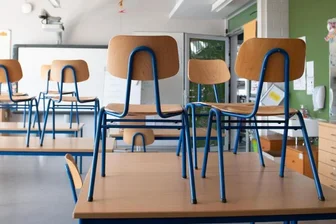 Klassenweise Quarantäne im Vogtlandkreis nun passé - Stühle stehen in einer Schule auf den Tischen.