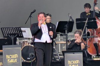 Klassik auf dem Theaterplatz: Haben die Chemnitzer die vielen Kulturangebote langsam satt? - Grenze zum Altherrenwitz: Alexander Voigt mit dem Salonorchester "Frollein Karla".