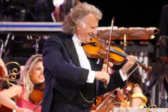 Klassik ohne Stock im Hintern: André Rieu reißt Chemnitz vom Hocker - Seltener Anblick: André Rieu hat in der Messe Chemnitz die Geige am Kinn.