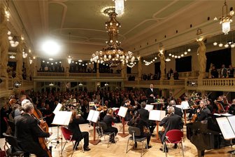 Klassik, Pop und Elektro-Klänge: Was das Zwickauer Publikum beim „Wolfsschlucht“-Konzert erwartet - Die Clara-Schumann-Philharmoniker unter der Leitung von Leo Siberski wollen beim Sinfoniekonzert am 1. Februar Webers „Freischütz“ mit Pop-Songs und elektronischen Klängen ergänzen.