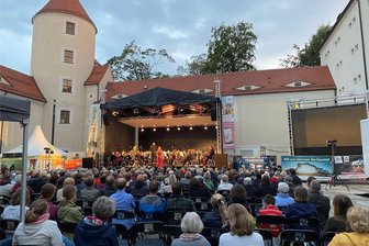 Klassik unter freiem Himmel: Mittelsächsische Philharmonie spielt Sommerkonzert im Schlosshof Freiberg - Beim Sommernachtskonzert 2022 stand Susanne Engelhardt auf der Bühne im Schlosshof.