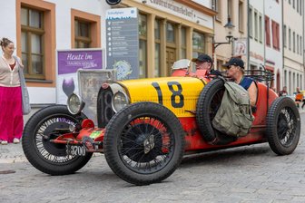 Klassiker ab Baujahr 1927: Die schönsten Fotos der Sachsen Classic in Mittelsachsen - Die Rallye führte die Teilnehmer auch durch die Straßen der Freiberger Altstadt, wie den Fahrer und Beifahrer dieser Bugatti Type 37a, Baujahr 1927.