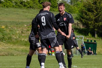 Klassiker der Fußball-Mittelsachsenliga: Das eine Urgestein trifft in Langhennersdorf auf das andere - Wollen auch in Langhennersdorf jubeln: TSV-Stürmer Nils Seifert (r.), hier mit Samuel Oehme, beim jüngsten Heimerfolg gegen Lunzenau.