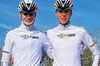 Klassiker erfordert viele Ausweichmanöver - Zeigten sich beim Radklassiker Paris-Roubaix beeindruckt von der großen Zuschauerkulisse: Pepe (links) und Toni Albrecht. 