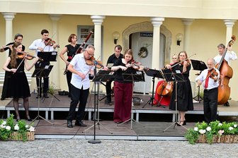 Klassikkonzert am Museum Markneukirchen: Museumsleiter überrascht als Gesangssolist - Das Anhalt-Bitterfeld Sinfonieorchester gab in einer Kammerbesetzung ein Konzert im Hof des Musikinstrumentenmuseums Markneukirchen.