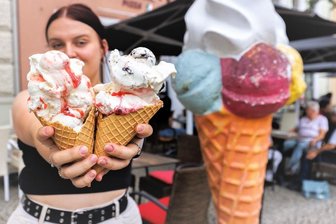 Salzkaramell, Schoko oder doch lieber Himbeer-Mohn? Naschkatzen haben die Wahl zwischen bekannten und eher ungewöhnlichen Sorten. Sogar Bier-Eis wird hergestellt. Und es gibt noch einen Trend. 
