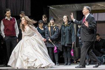 "Klassische Lesart ist gefährlich!" Regisseurin Annika Haller über ihren umstrittenen "Freischütz" an der Chemnitzer Oper - Übergriffigkeit ersetzt den Teufel: Umstrittener "Freischütz" in Chemnitz