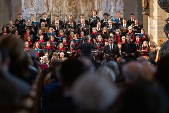 Der Freiberger Domchor vor dem von Michael Morgner für das Gotteshaus geschaffenen Fastentuch.