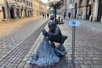 Klaubejunge in Freiberg: Erst Knieschaden, jetzt fehlt auch noch das Schild - Der Klaubejunge in der Petersstraße in Freiberg. Warum fehlt das Schild der Figur des Silberwegs?