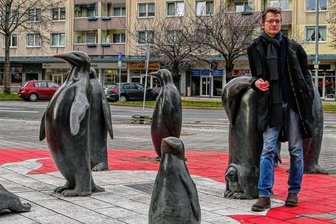 Klavierspieler in Zeiten des Krieges - Der ukrainische Pianist Artur Nikulin an seinem Chemnitzer Lieblingsplatz mit der Pinguingruppe.