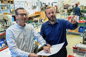 Klebeband-Spezialist aus Reuth schafft Platz für weiteres Wachstum - Um Platz zu schaffen, baut Röckelein die Produktion um. Niederlassungsleiter Jan Scheibe (links) und Produktionsleiter Michael Geisler in der Stanzerei.