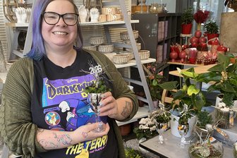 Klee, Bleigießen und Wünsche aufessen: Was die Chemnitzer fürs Glück im neuen Jahr tun - Franziska Gerbeth von Blumen-Döma mit einem Glücksklee.