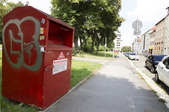 Kleidercontainer brennt in Klingenthal: Wer hat die Brandstifter gesehen? - Kleidercontainer werden oft Ziel von Brandanschlägen, Graffiti und Vermüllung.