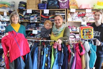 Kleiderkammer mit Herz - Martina Schieritz, Dorothee Ranfeld mit Samuel, Andrea Wagner (von links) haben sehr viele Kleiderspenden erhalten. 