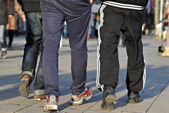 Erneut ist eine Diskussion darüber entbrannt, ob es in Schulen Kleidervorschriften geben soll. Der Bundeselternrat möchte gerne freizügige und lottrige Kleidung in Schulen verhindern.