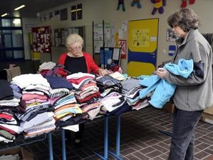 Kleidung, Schuhe, Zahnbürsten: Hilfe für Flutopfer läuft - Kleiderspenden für die Betroffenen des Donau-Hochwassers liegen in der Theodor Heuss Mittelschule in Deggendorf (Bayern).