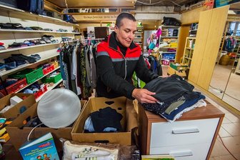 Kleidung, Wohnung, Geld: So hilft Chemnitz - Beim Netzwerk für Integration und Zukunft in der Dresdner Straße 18 werden Spenden für die Flüchtlinge aus der Ukraine angenommen. Koordinatorin Maxi Alahmar packt bereits die ersten Kartons.