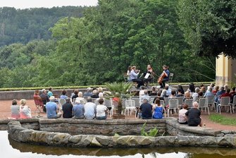 Klein aber fein: Konzert in Lichtenwalder Schlosspark begeistert Besucher - In idyllischer Atmosphäre ist die zweite Auflage der Kleinen Abendmusik an den Sieben Künsten im Schlosspark Lichtenwalde über die Bühne gegangen. Es gastierte das Kassberg-Quartett mit Hartmut Schill, Ruth Petrovitsch, Juliane Kunerth und Jakub Tylman.