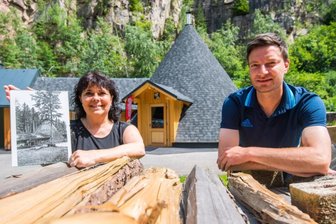 Klein, aber fein: Sosaer Meiler ist zurück - Mira Thiele und Michael Then vor dem neuen Köhlerimbiss in der Schauköhlerei an der Talsperre Sosa. Mira Thiele hält eine Zeichnung der alten Meiler-Gaststätte, die sich einige hundert Meter entfernt befand. 
