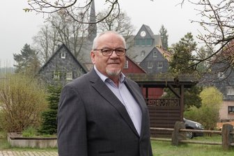 Klein, aber unabhängig: Hirschfeld soll lebendig bleiben - In Hirschfeld kennt ihn wohl jeder, und auch Bürgermeister Rainer Pampel hat die meisten Einwohnerinnen und Einwohner zumindest schon einmal gesehen. Im Juni stellt er sich erneut zur Wahl. 