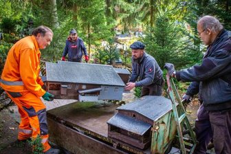 Klein-Erzgebirge hofft auf neue Saison - Mit der traditionellen Häuserabfahrt beenden die Frauen und Männer des Vereins Klein-Erzgebirge die Saison 2021. In dem Miniaturpark sind 240 Häuschen zu sehen. Zusammen bilden sie 191 Bilder.