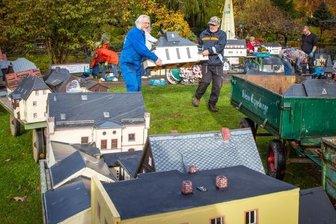 Klein-Erzgebirge hofft auf neue Saison - Vor der Fahrt ins Winterquartier oder zur Generalüberholung werden die Figuren und Miniaturbauten zusammengetragen und geordnet.