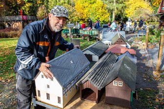 Klein-Erzgebirge in Oederan: Horst Drichelt nicht mehr Vereinsvorsitzender - Horst Drichelt bei der Abfahrt der Modelle zum Saisonende im Herbst 2023. 18 Jahre lang prägte er als Vorsitzender das Klein-Erzgebirge, sein ehrenamtliches Engagement begann schon viel früher. Zur Neuwahl des Vorstands hat er sich nicht mehr aufgestellt.