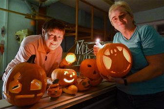 Klein Erzgebirge Oederan rüstet zur letzten Ausstellungswoche der Saison - In der Werkstatt des Klein Erzgebirges präparieren Heidi Elefant (l.) und Petra Knietzsch Kürbisse für den Halloween-Tag.