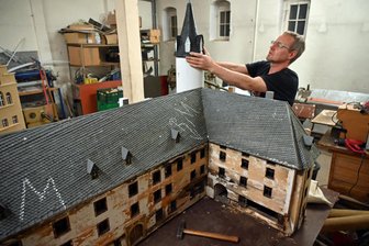 Klein-Erzgebirge Oederan wird aufgemöbelt: Pinsel und Putztücher im Dauereinsatz - Jürgen Siegert restauriert das Modell von Schloss Purschenstein im Klein-Erzgebirge.