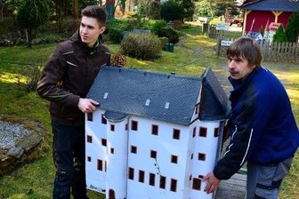 Klein-Erzgebirge: Saisonstart mit vielen offenen Fragen - Arbeitseinsatz im Klein-Erzgebirge: Lucas Holland-Jobb (l.) und René Kahlke bauten am Samstagmorgen in Oederan die Burg Scharfenstein aus sieben Teilen auf.