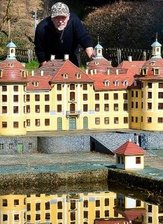 Klein-Erzgebirge: Saisonstart mit vielen offenen Fragen - Seit Jahrzehnten im Einsatz: Vereinsvorsitzender Horst Drichelt hinter Schloss Moritzburg.