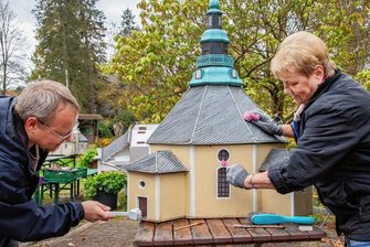 Klein-Erzgebirge schließt außergewöhnliche Saison ab - Im Klein-Erzgebirge haben am Dienstag und Mittwoch Ehrenamtliche und Mitarbeiter die Miniaturen winterfest gemacht. Sigrid und Jürgen Siegert putzten die Seiffener Kirche sogar mit Spülbürste und Zahnbürste. Im April rollen die Modelle wieder aus dem Depot.