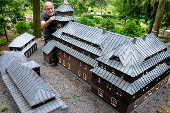 Klein-Erzgebirge: Testpflicht schreckt Gäste ab - Die Vereinsmitglieder um Horst Drichelt (im Bild) haben auch dem Modell der Fichtelbergbauten eine Kur spendiert. Fast alle der 240 Häusel im Klein-Erzgebirge bekamen zum Neustart eine Aufarbeitung. 