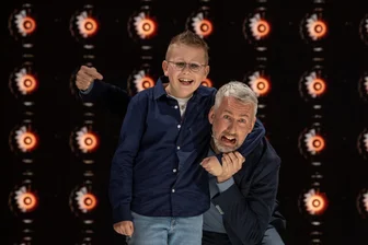 „Klein gegen Groß“ in der ARD: So hat sich Kurt (9) aus Striegistal bei Kai Pflaume geschlagen - Kurt Jentsch und Sebastian Pufpaff trugen in der ARD das „Kennzeichen-Duell aus.