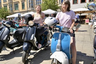 Klein-Italien auf dem Zwickauer Markt - Stephanie Günther (l.) und Darjana Mildner waren beim Vespa-Treffen dabei.