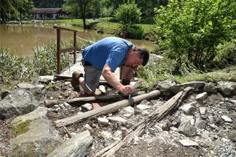 Klein-Vogtland in Adorf bald sicherer vor Überflutungen - Hochwasser und Starkregen beschädigten im Juni 2021 im Klein-Vogtland zwei Teiche und eine Treppe, im Foto mit Klaus Mohr, Mitarbeiter der Schauanlage.