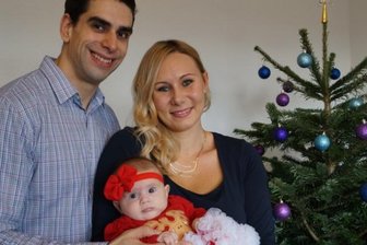 Klein-Zoey lässt die Sonne scheinen - Janine und Alexander Höller haben Tochter Zoey gestern Vormittag schon einmal das Weihnachts-Outfit angezogen.