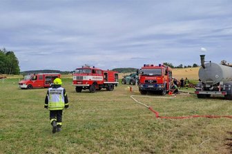 Kleinbobritzsch bei Frauenstein: Feld- und Wandbrand löst Großeinsatz der Feuerwehren aus - Rund 100 Feuerwehrleute waren am Ort des Geschehens bei Kleinbobritzsch nahe Frauenstein.