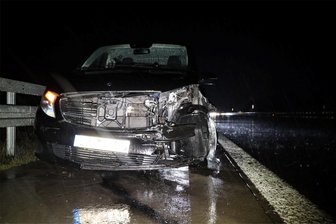 Kleinbus kollidiert auf der A4 bei Frankenberg mit Leitplanke - Für Verkehrsstörungen hat am Freitagabend ein Kleinbus gesorgt, der auf der A4 in die Leitplanke fuhr.