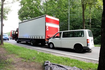 Kleinbus prallt auf Laster -