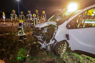 Kleinbus prallt gegen Baum: Zwei Verletzte bei Unfall in Oberschindmaas - Ein Kleintransporter verunglückte auf der Hauptstraße in Oberschindmaas. Es gab zwei Verletzte.